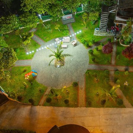 Green Yard Hotel Batumi Exteriör bild
